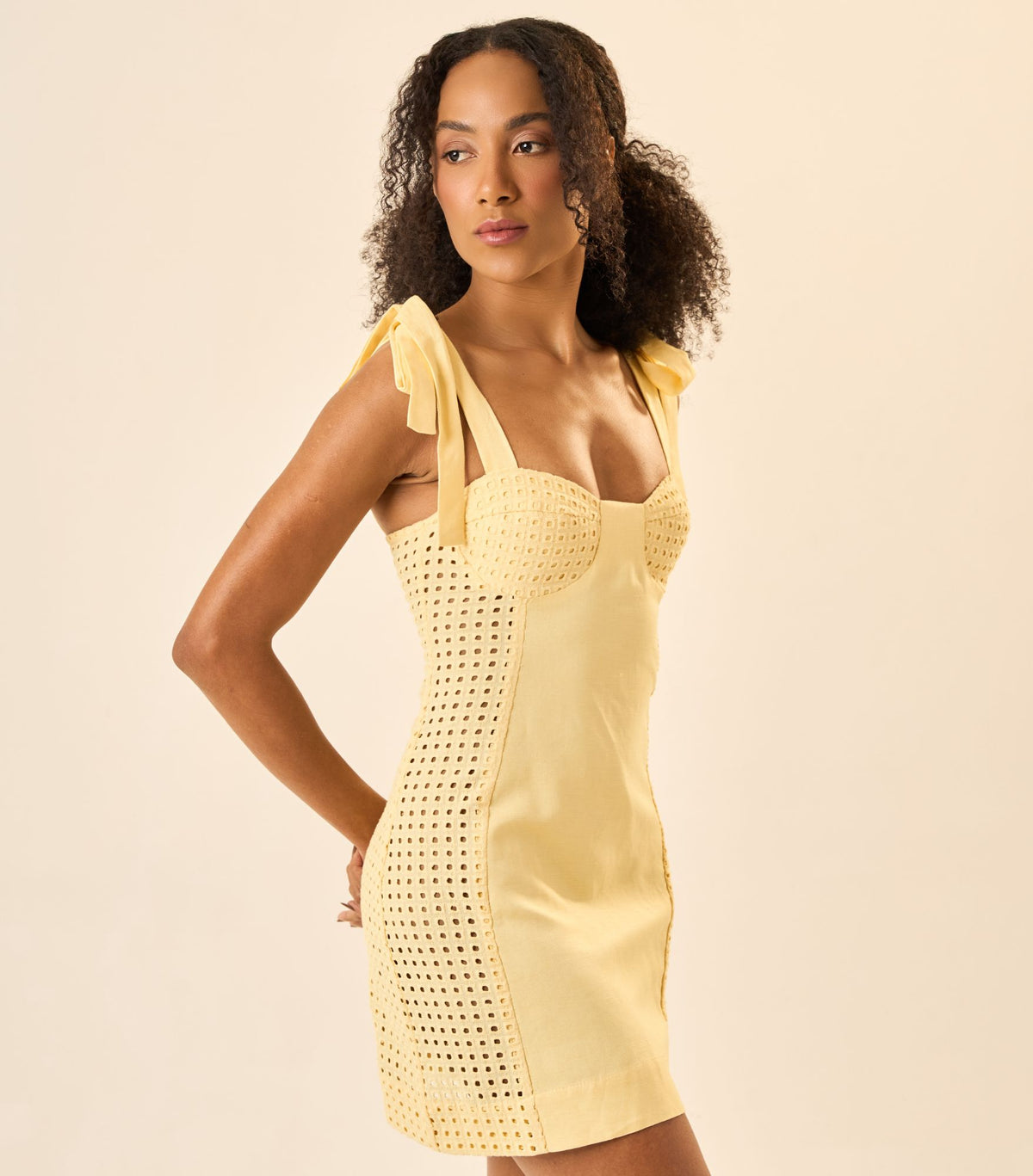 Vestido de linho com Laise Florença